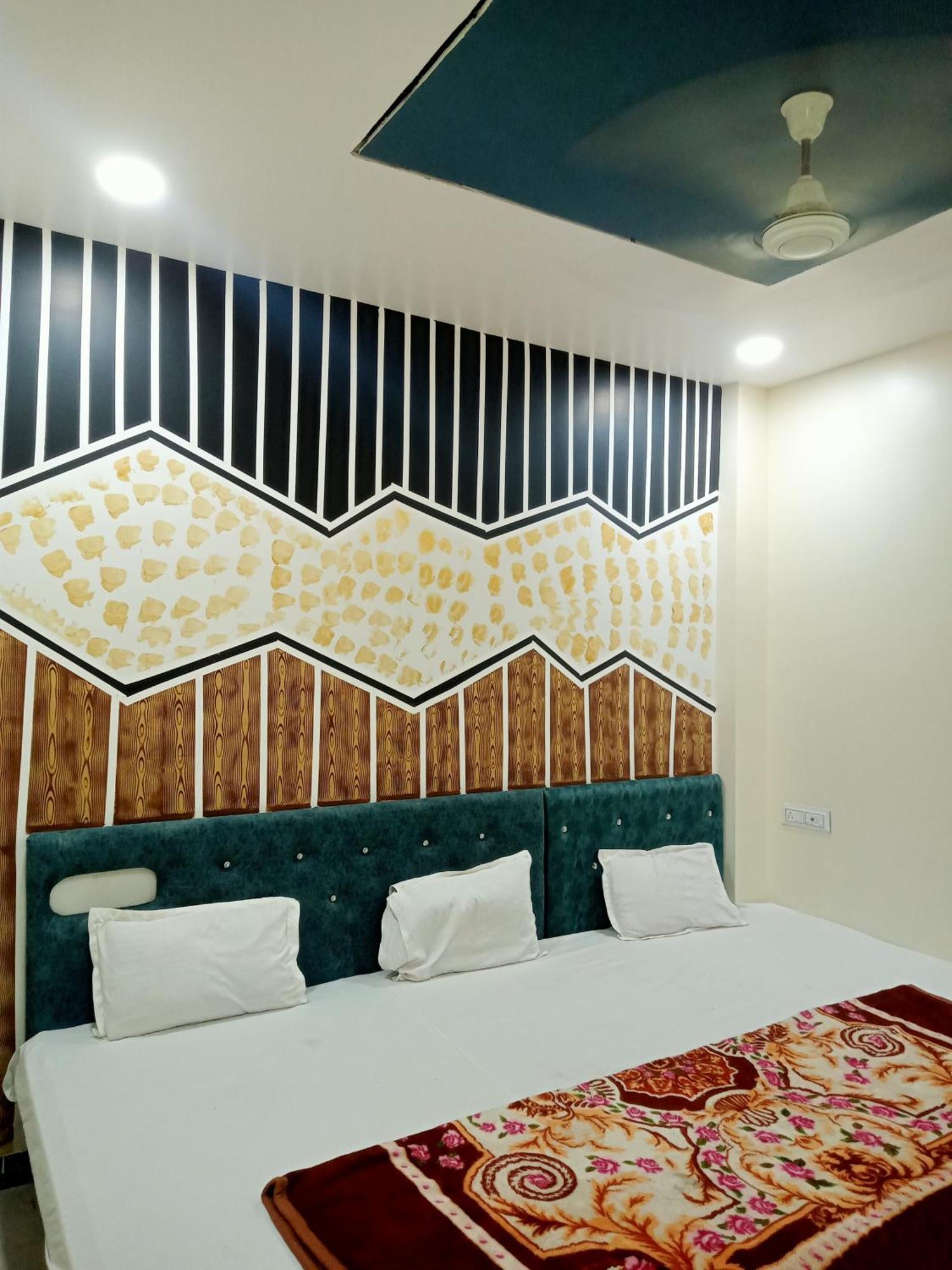 Hardik Palace 乌贾因 外观 照片