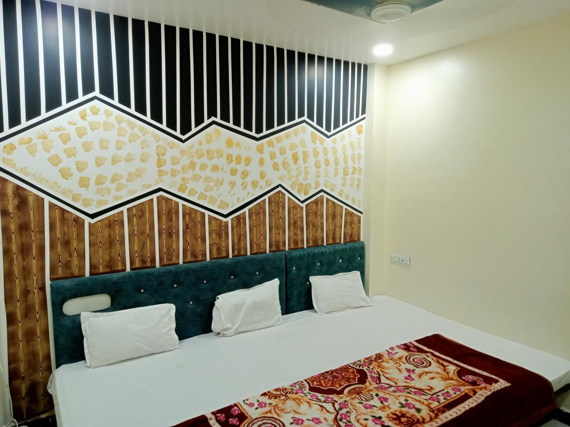 Hardik Palace 乌贾因 外观 照片