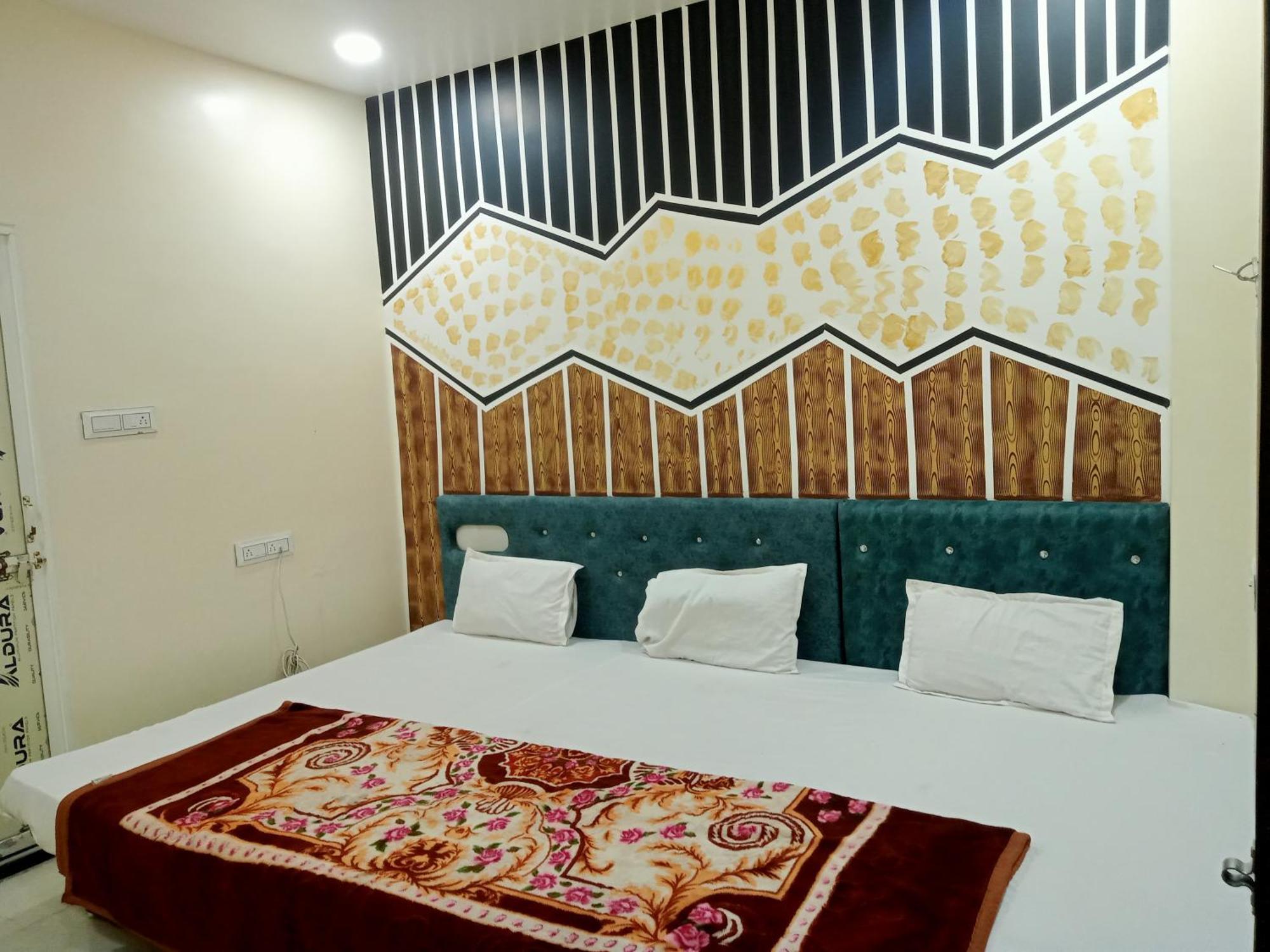 Hardik Palace 乌贾因 外观 照片