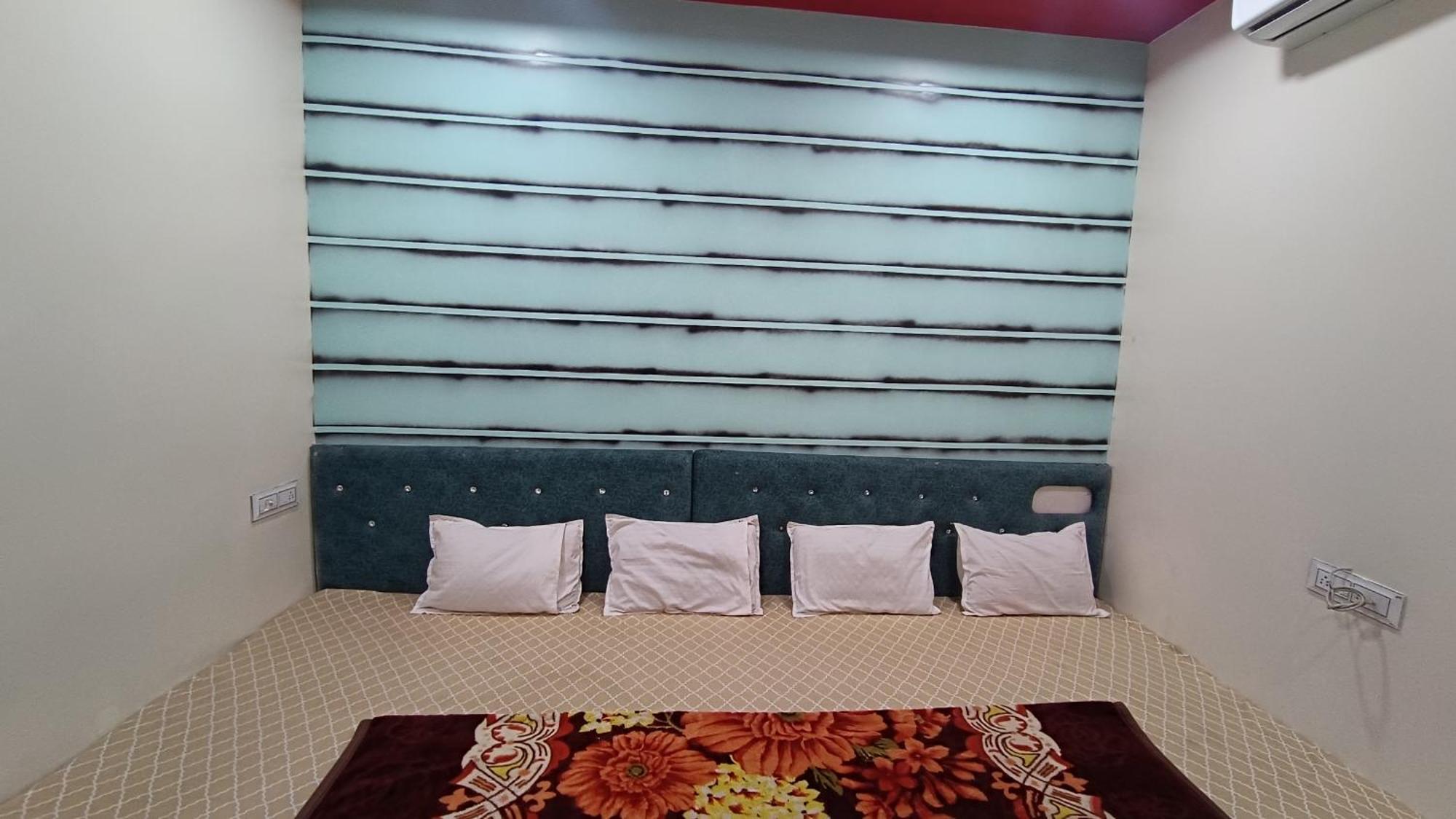 Hardik Palace 乌贾因 外观 照片