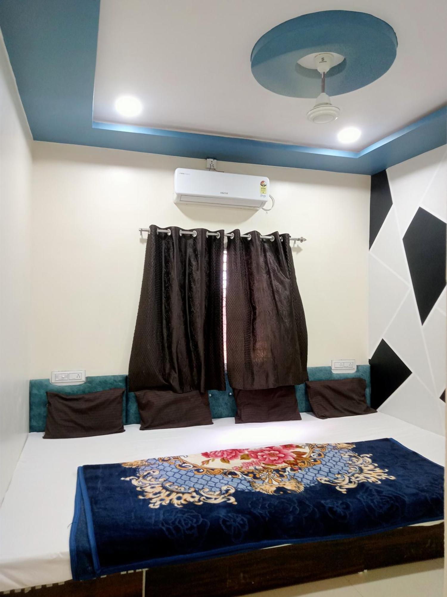 Hardik Palace 乌贾因 外观 照片