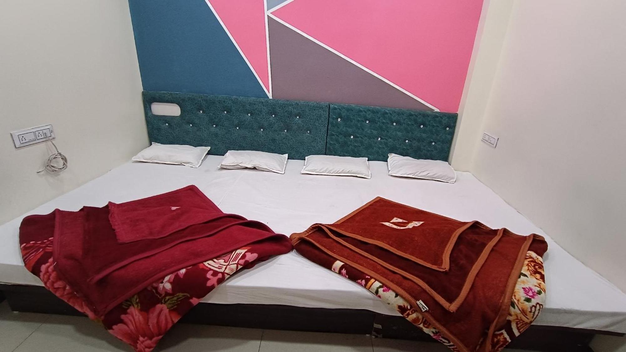 Hardik Palace 乌贾因 外观 照片