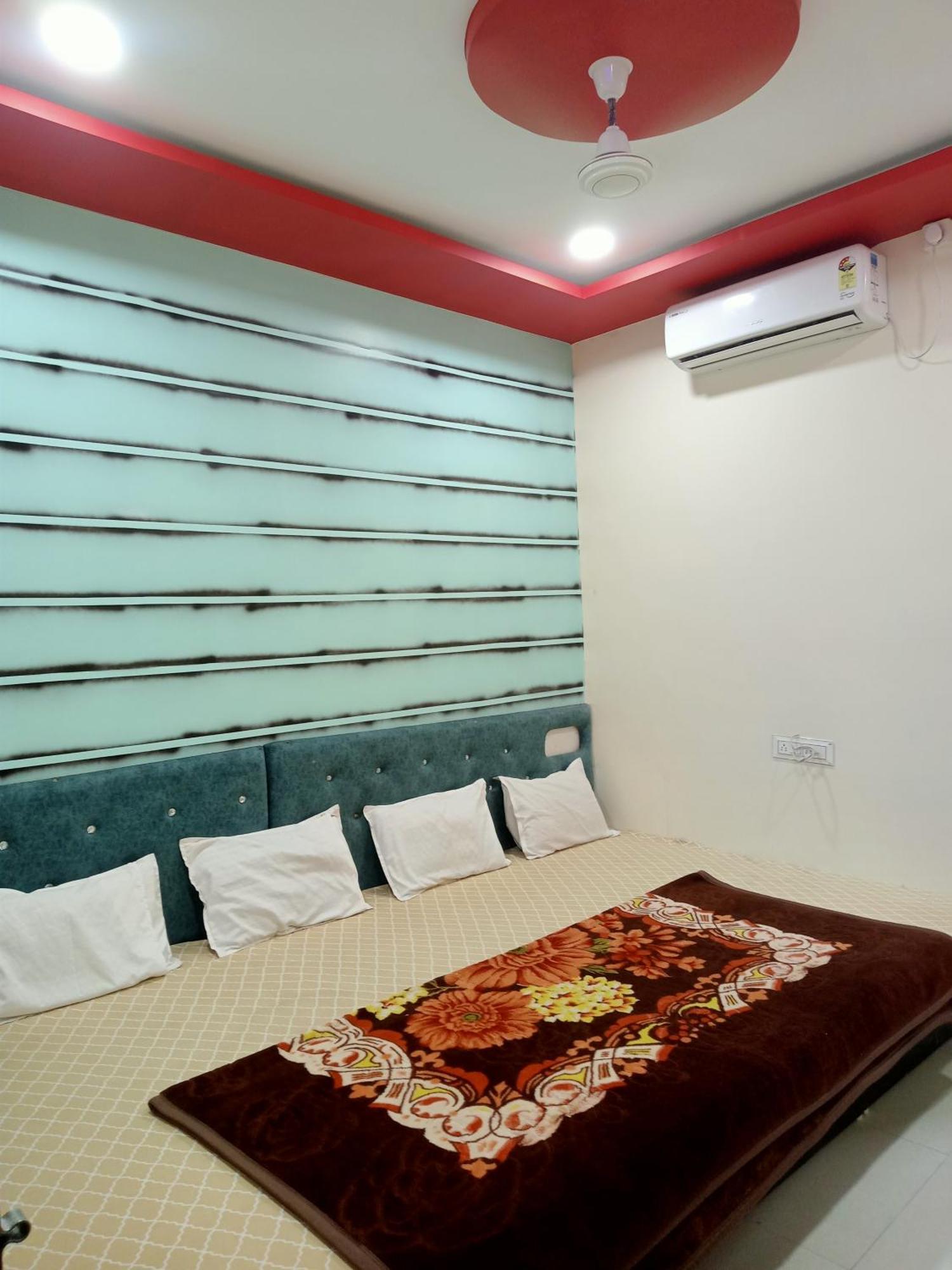 Hardik Palace 乌贾因 外观 照片