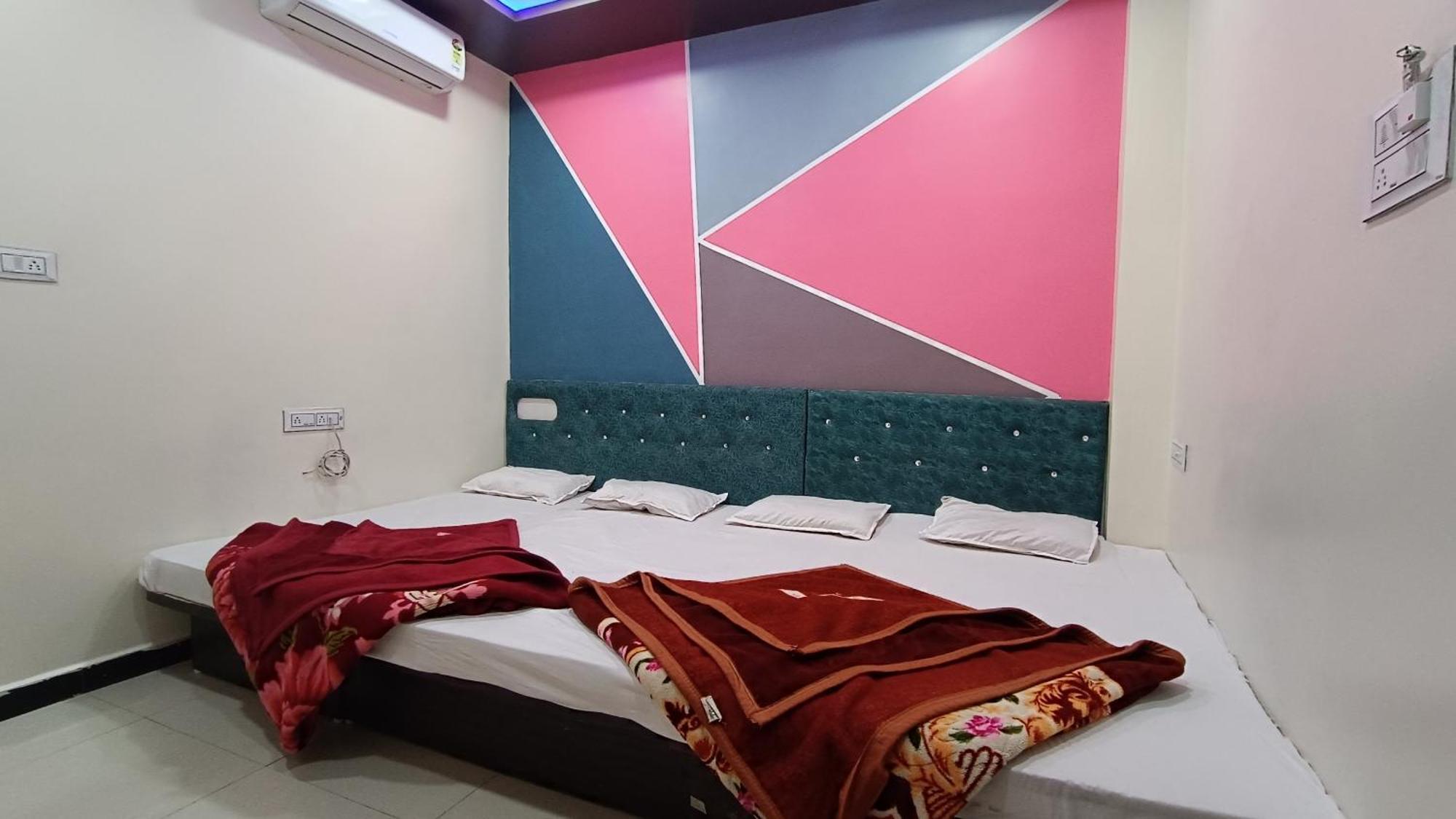 Hardik Palace 乌贾因 外观 照片