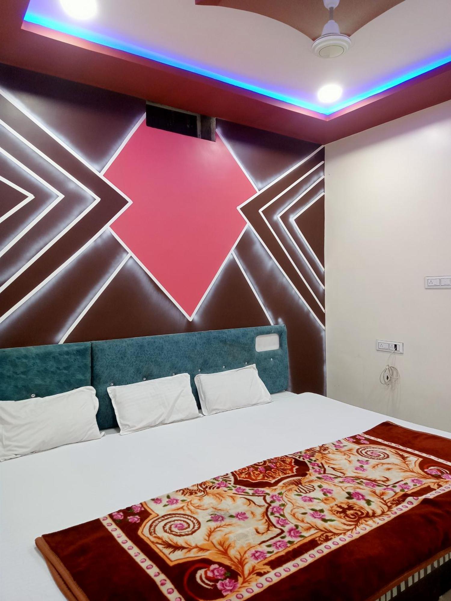 Hardik Palace 乌贾因 外观 照片