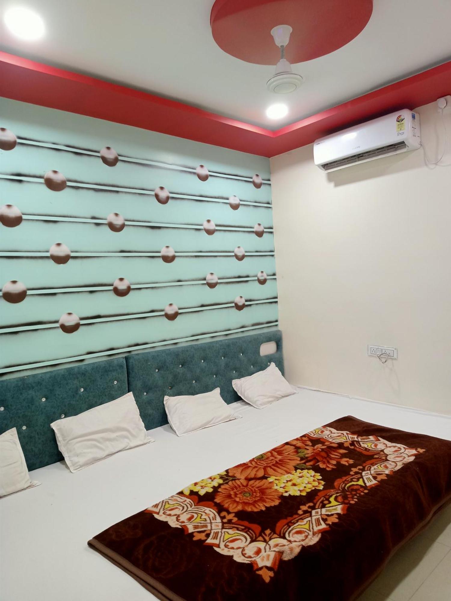 Hardik Palace 乌贾因 外观 照片
